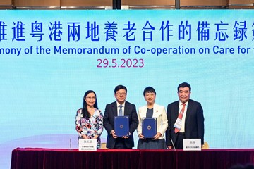 The Starting a New Chapter in Hong Kong Social Welfare Summit cum Inaugural Ceremony of Hong Kong Social Welfare Sector Heart to Heart Joint Action was held today (May 29). The Secretary for Labour and Welfare, Mr Chris Sun (second left), signed a Memorandum of Co-operation on Care for the Elderly with the Director-General of the Department of Civil Affairs of Guangdong Province, Ms Zhang Chen (second right), to foster collaboration in elderly care services between the two places. Looking on are the Permanent Secretary for Labour and Welfare, Ms Alice Lau (first left), and the Deputy Director-General of the Department of Civil Affairs of Guangdong Province, Mr Xiong Song (first right).