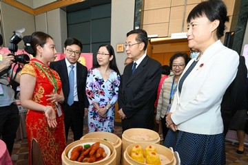 The Starting a New Chapter in Hong Kong Social Welfare Summit cum Inaugural Ceremony of Hong Kong Social Welfare Sector Heart to Heart Joint Action was held today (May 29). Photo shows the Secretary for Labour and Welfare, Mr Chris Sun (second left); the Vice Minister of Civil Affairs of the People's Republic of China, Dr Liu Zheng (fourth left); the Director-General of the Department of Civil Affairs of Guangdong Province, Ms Zhang Chen (first right); and the Permanent Secretary for Labour and Welfare, Ms Alice Lau (third left), touring the services exhibition at the Summit.