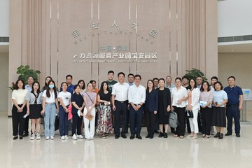 The Under Secretary for Labour and Welfare, Mr Ho Kai-ming, today (May 31) visited Bao'an, Shenzhen, and exchanged views with district leaders, officials of the Human Resources Bureau and representatives of Hong Kong enterprises. Photo shows Mr Ho; the Secretary of the Party Leadership Group and Director of the Human Resources Bureau of Bao'an District of Shenzhen Municipality, Mr Yan Hu, and representatives of Hong Kong enterprises.