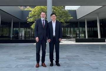 The Secretary for Labour and Welfare, Mr Chris Sun, arrived in Geneva, Switzerland, on June 8 (Geneva time) and started his visit. He was joined by the Commissioner for Labour, Ms May Chan. Photo shows Mr Sun (right), accompanied by the Chief Academic Officer of EHL Group, Dr Juan-Francisco Perellon (left), touring the campus facilities of EHL Hospitality Business School in Lausanne in that afternoon.