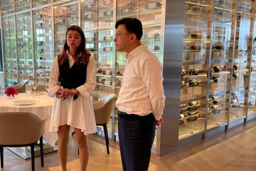 勞工及福利局局長孫玉菡於日內瓦時間六月八日抵達瑞士日內瓦,展開訪問行程。勞工處處長陳穎韶亦有隨行。圖示孫玉菡(右)當日下午到訪洛桑酒店管理學院,聽取該院學生介紹校園設施及訓練。
