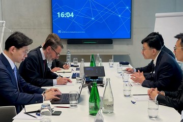 The Secretary for Labour and Welfare, Mr Chris Sun, arrived in Geneva, Switzerland, on June 8 (Geneva time) and started his visit. He was joined by the Commissioner for Labour, Ms May Chan. Photo shows Mr Sun (second right) meeting with the Chief Academic Officer of EHL Group, Dr Juan-Francisco Perellon (second left), in his visit to EHL Hospitality Business School in Lausanne in that afternoon. They discussed the training of talents for the hotel industry.