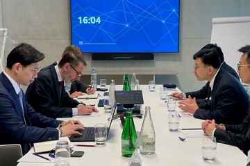 勞工及福利局局長孫玉菡於日內瓦時間六月八日抵達瑞士日內瓦,展開訪問行程。勞工處處長陳穎韶亦有隨行。圖示孫玉菡(右二)當日下午到訪洛桑酒店管理學院,並與學院集團首席學術認證官Juan-Francisco Perellon博士(左二)會晤,討論酒店業人才培訓的工作。