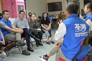 The Under Secretary for Labour and Welfare, Mr Ho Kai-ming, the Commissioner for Rehabilitation and representatives of the Social Welfare Department (SWD) and Tsuen Wan District Office joined volunteers of the Tsuen Wan Lei Muk Shue West and Lei Muk Shue East District Services and Community Care Teams (Care Teams) this morning (June 16) to visit the elderly and persons with disabilities in Lei Muk Shue Estate. The Labour and Welfare Bureau and the SWD are exploring the feasibility of providing additional support to carers of the elderly and persons with disabilities by the Care Teams.