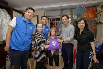 The Under Secretary for Labour and Welfare, Mr Ho Kai-ming, the Commissioner for Rehabilitation and representatives of the Social Welfare Department (SWD) and Tsuen Wan District Office joined volunteers of the Tsuen Wan Lei Muk Shue West and Lei Muk Shue East District Services and Community Care Teams (Care Teams) this morning (June 16) to visit the elderly and persons with disabilities in Lei Muk Shue Estate. The Labour and Welfare Bureau and the SWD are exploring the feasibility of providing additional support to carers of the elderly and persons with disabilities by the Care Teams.