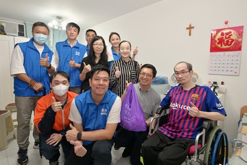 勞工及福利局副局長何啟明今日(六月十六日)上午與康復專員、社會福利署(社署)、荃灣民政事務處等代表,聯同荃灣區梨木樹西及梨木樹東「地區服務及關愛隊伍」(「關愛隊」)義工到梨木樹邨探望長者及殘疾人士。勞工及福利局和社署現正探索由「關愛隊」向護老者及殘疾人士照顧者提供額外支援的可行性。