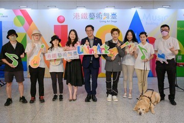 勞工及福利局副局長何啟明今日(六月十六日)傍晚在港鐵香港站行人隧道主持「港鐵藝術舞臺」開幕禮。港鐵重啓周五黃昏的「港鐵藝術舞臺」,並由共融樂團演奏揭幕,其中包括視障和自閉症團員。