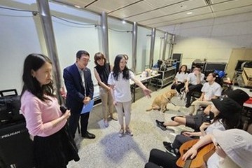勞工及福利局副局長何啟明今日(六月十六日)傍晚在港鐵香港站行人隧道主持「港鐵藝術舞臺」開幕禮。港鐵重啓周五黃昏的「港鐵藝術舞臺」,並由共融樂團演奏揭幕,其中包括視障和自閉症團員。