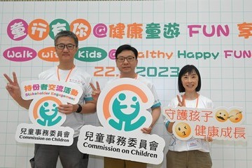 兒童事務委員會、香港警務處和社會福利署今日(六月二十二日)在八鄉少年警訊永久活動中心暨青少年綜合訓練營合辦「童行有你@健康童遊FUN享日」,透過一系列互動遊戲和活動,讓家長和子女共同參與,體會身心健康的重要。圖示(左起)警務處處長蕭澤頤、身兼兒童事務委員會副主席的勞工及福利局局長孫玉菡,以及社會福利署署長李佩詩出席活動。
