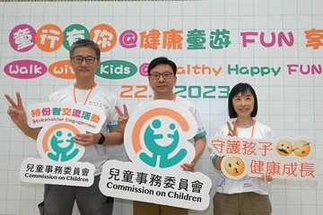 儿童事务委员会、香港警务处和社会福利署今日（六月二十二日）在八乡少年警讯永久活动中心暨青少年综合训练营合办「童行有你@健康童游FUN享日」，透过一系列互动游戏和活动，让家长和子女共同参与，体会身心健康的重要。图示（左起）警务处处长萧泽颐、身兼儿童事务委员会副主席的劳工及福利局局长孙玉菡，以及社会福利署署长李佩诗出席活动。