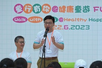 兒童事務委員會、香港警務處和社會福利署今日（六月二十二日）在八鄉少年警訊永久活動中心暨青少年綜合訓練營合辦「童行有你@健康童遊FUN享日」，透過一系列互動遊戲和活動，讓家長和子女共同參與，體會身心健康的重要。圖示勞工及福利局局長孫玉菡在開幕禮致歡迎辭。