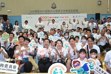 兒童事務委員會、香港警務處和社會福利署今日(六月二十二日)在八鄉少年警訊永久活動中心暨青少年綜合訓練營合辦「童行有你@健康童遊FUN享日」,透過一系列互動遊戲和活動,讓家長和子女共同參與,體會身心健康的重要。圖示(站立,左四起)警務處處長蕭澤頤、勞工及福利局局長孫玉菡及社會福利署署長李佩詩與參加活動的兒童及家長合照。
