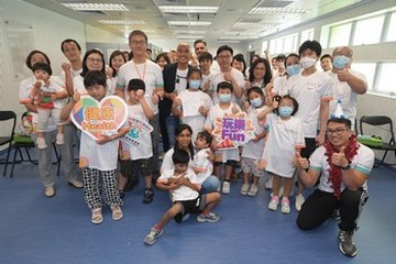 兒童事務委員會、香港警務處和社會福利署今日(六月二十二日)在八鄉少年警訊永久活動中心暨青少年綜合訓練營合辦「童行有你@健康童遊FUN享日」,透過一系列互動遊戲和活動,讓家長和子女共同參與,體會身心健康的重要。圖示警務處處長蕭澤頤(第二排左三)及勞工及福利局局長孫玉菡(第二排右五)與參加者合照。
