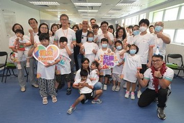 兒童事務委員會、香港警務處和社會福利署今日（六月二十二日）在八鄉少年警訊永久活動中心暨青少年綜合訓練營合辦「童行有你@健康童遊FUN享日」，透過一系列互動遊戲和活動，讓家長和子女共同參與，體會身心健康的重要。圖示警務處處長蕭澤頤（第二排左三）及勞工及福利局局長孫玉菡（第二排右五）與參加者合照。