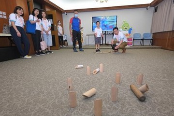 儿童事务委员会、香港警务处和社会福利署今日（六月二十二日）在八乡少年警讯永久活动中心暨青少年综合训练营合办「童行有你@健康童游FUN享日」，透过一系列互动游戏和活动，让家长和子女共同参与，体会身心健康的重要。图示劳工及福利局局长孙玉菡（右一）与儿童体验芬兰木棋挑战。