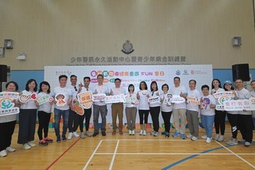 兒童事務委員會、香港警務處和社會福利署今日(六月二十二日)在八鄉少年警訊永久活動中心暨青少年綜合訓練營合辦「童行有你@健康童遊FUN享日」,透過一系列互動遊戲和活動,讓家長和子女共同參與,體會身心健康的重要。圖示(左七起)警務處處長蕭澤頤、勞工及福利局局長孫玉菡及社會福利署署長李佩詩與兒童事務委員會非官方委員合照。活動後的各組分享環節由非官方委員主持。