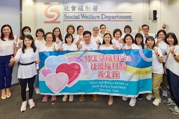 The Secretary for Labour and Welfare, Mr Chris Sun, today (June 24) led the Labour and Welfare Bureau and Social Welfare Department (SWD) Volunteer Team in a mural project caring for carers of the elderly and persons with disabilities in a service unit of the SWD