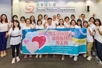 勞工及福利局(勞福局)局長孫玉菡今日(六月二十四日)率領勞福局及社會福利署(社署)義工隊,為社署沙田區福利辦事處服務單位一幅題為「照顧路上 與你同行」的壁畫掃上色彩,為照顧者打氣。壁畫其後由照顧者和義工作點綴,並大功告成。