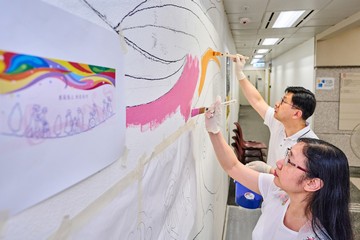 The Secretary for Labour and Welfare, Mr Chris Sun, today (June 24) led the Labour and Welfare Bureau and Social Welfare Department (SWD) Volunteer Team in a mural project caring for carers of the elderly and persons with disabilities in a service unit of the SWD