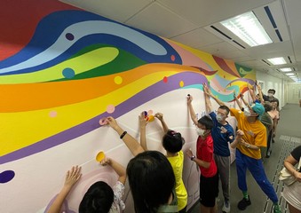 The Secretary for Labour and Welfare, Mr Chris Sun, today (June 24) led the Labour and Welfare Bureau and Social Welfare Department (SWD) Volunteer Team in a mural project caring for carers of the elderly and persons with disabilities in a service unit of the SWD