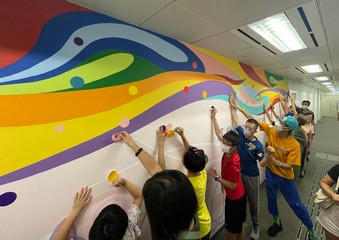勞工及福利局(勞福局)局長孫玉菡今日(六月二十四日)率領勞福局及社會福利署(社署)義工隊,為社署沙田區福利辦事處服務單位一幅題為「照顧路上 與你同行」的壁畫掃上色彩,為照顧者打氣。壁畫其後由照顧者和義工作點綴,並大功告成。