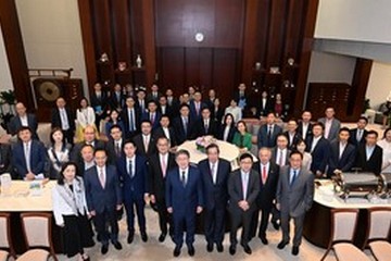 The Deputy Chief Secretary for Administration, Mr Cheuk Wing-hing, attended the Ante Chamber exchange session at the Legislative Council (LegCo) today (June 28). Photo shows Mr Cheuk (first row, centre); the President of the LegCo, Mr Andrew Leung (first row, fourth right); the Secretary for Health, Professor Lo Chung-mau (first row, fourth left); and the Secretary for Labour and Welfare, Mr Chris Sun (first row, third right), with LegCo Members before the meeting.