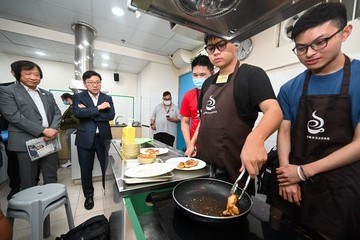 The Secretary for Labour and Welfare, Mr Chris Sun, visited Hong Kong Employment Development Service this afternoon (July 7) and viewed placement-tied courses provided by the Employees Retraining Board (ERB) and its training courses for trainees of the Youth Employment and Training Programme (YETP). From April 1, 2023, the YETP of the Labour Department strengthened collaboration with the ERB, which provides training courses for YETP trainees to enhance their employability. Photo shows Mr Sun (second left), accompanied by the Executive Director of the ERB, Mr Byron Ng (first left), watching trainees of the Foundation Certificate in Western Cuisine Assistant Training cooking.