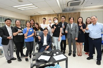 勞工及福利局局長孫玉菡今日(七月七日)下午到訪香港職業發展服務處,視察僱員再培訓局提供的就業掛鈎課程,以及為「展翅青見計劃」學員而設的培訓課程。勞工處「展翅青見計劃」與再培訓局由今年四月一日起加強協作,由再培訓局為計劃學員提供培訓課程,提升他們的就業競爭力。圖示孫玉菡(前排)及再培訓局行政總監吳國强(後排右四)與物理治療助理基礎證書課程導師及學員合照。