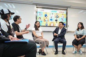 勞工及福利局局長孫玉菡今日(七月七日)下午到訪香港職業發展服務處,視察僱員再培訓局提供的就業掛鈎課程,以及為「展翅青見計劃」學員而設的培訓課程。勞工處「展翅青見計劃」與再培訓局由今年四月一日起加強協作,由再培訓局為計劃學員提供培訓課程,提升他們的就業競爭力。圖示學員及畢業生與孫玉菡(右二)分享課程體驗。
