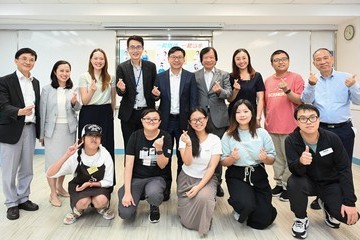 勞工及福利局局長孫玉菡今日(七月七日)下午到訪香港職業發展服務處,視察僱員再培訓局提供的就業掛鈎課程,以及為「展翅青見計劃」學員而設的培訓課程。勞工處「展翅青見計劃」與再培訓局由今年四月一日起加強協作,由再培訓局為計劃學員提供培訓課程,提升他們的就業競爭力。圖示孫玉菡(後排中)及再培訓局行政總監吳國强(後排右四)與學員及畢業生合照。
