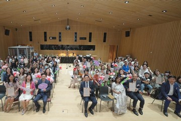 The Labour Department held a sharing session of the Thankful Week for Families with Foreign Domestic Helpers at M+ today (July 9). Photo shows the Secretary for Labour and Welfare, Mr Chris Sun (front row, third left), and the Commissioner for Labour, Ms May Chan (front row, second left), with attending guests.