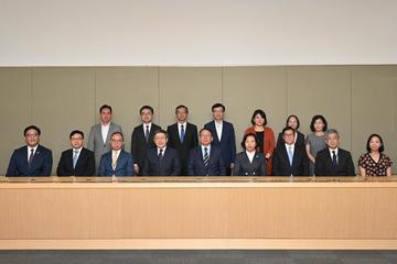The Steering Committee on District Governance, chaired by the Chief Secretary for Administration, Mr Chan Kwok-ki, held its first meeting this afternoon (July 12). The Secretary for Labour and Welfare, Mr Chris Sun (front row, second left), also attended.