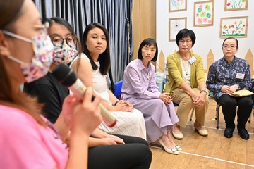 社會福利署署長李佩詩、勞工及福利局康復專員王秀慧及康復諮詢委員會主席馮伯欣今日(七月十三日)上午到訪青衣宏福中英文幼稚園,視察「幼稚園/幼稚園暨幼兒中心第一層支援服務試驗計劃」的成效。試驗計劃透過非政府機構營辦的項目隊,在參與到校學前康復服務的幼稚園/幼稚園暨幼兒中心,為正在輪候兒童體能智力測驗中心評估或經該些中心評估為有邊緣成長發展問題的兒童提供早期介入服務。