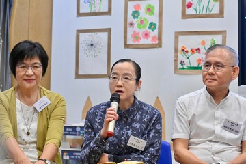 社會福利署署長李佩詩、勞工及福利局康復專員王秀慧及康復諮詢委員會主席馮伯欣今日（七月十三日）上午到訪青衣宏福中英文幼稚園，視察「幼稚園／幼稚園暨幼兒中心第一層支援服務試驗計劃」的成效。試驗計劃透過非政府機構營辦的項目隊，在參與到校學前康復服務的幼稚園／幼稚園暨幼兒中心，為正在輪候兒童體能智力測驗中心評估或經該些中心評估為有邊緣成長發展問題的兒童提供早期介入服務。