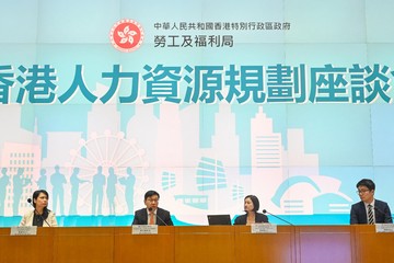 The Secretary for Labour and Welfare, Mr Chris Sun, today (July 14) hosted a seminar with local major chambers and the human resource management sector to review the implementation progress of relevant work in the first year of the current-term Government, and exchange views regarding such work in future. Photo shows Mr Sun (second left) delivering his opening remarks.