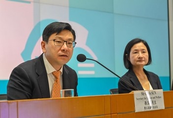 The Secretary for Labour and Welfare, Mr Chris Sun, today (July 14) hosted a seminar with local major chambers and the human resource management sector to review the implementation progress of relevant work in the first year of the current-term Government, and exchange views regarding such work in future. Photo shows Mr Sun (left) delivering his opening remarks.