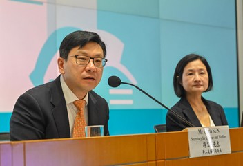 勞工及福利局局長孫玉菡今日(七月十四日)主持座談會,與本地主要商會及人力資源管理業界回顧本屆政府上任一年以來就人才和人力相關工作取得的進展,並就未來工作交換意見。圖示孫玉菡(左)致開場發言。
