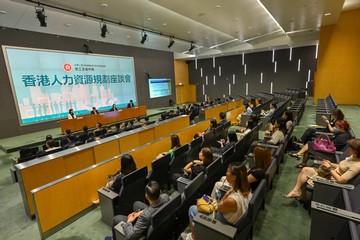 The Secretary for Labour and Welfare, Mr Chris Sun, today (July 14) hosted a seminar with local major chambers and the human resource management sector to review the implementation progress of relevant work in the first year of the current-term Government, and exchange views regarding such work in future. Photo shows a representative of the Labour and Welfare Bureau giving a briefing on the implementation progress of talent admission schemes.