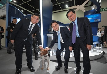 The Secretary for Transport and Logistics, Mr Lam Sai-hung, and the Secretary for Labour and Welfare, Mr Chris Sun, today (August 4) officiated at the opening ceremony of the Hong Kong International Airport Career Expo 2023 jointly launched by the Airport Authority Hong Kong and the Labour Department. Photo shows (from left) Mr Lam; Mr Sun; and the Chief Executive Officer of the Airport Authority Hong Kong, Mr Fred Lam, at the booth of Aviation Security Company Limited.