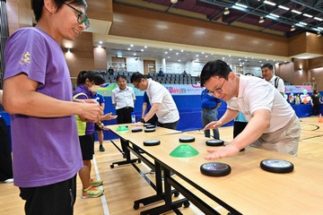 保安局局長鄧炳強和勞工及福利局局長孫玉菡今日(八月六日)下午到蒲崗村道體育館參與由康樂及文化事務署主辦的「全民運動日2023」康體活動,與市民一起體驗運動樂趣。圖示鄧炳強(右二)和孫玉菡(右一)參與考驗身體靈敏度的體能遊戲。