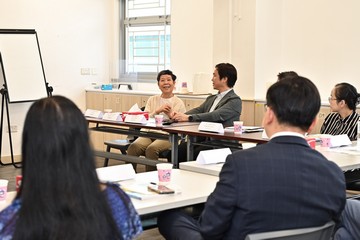 The Secretary for Labour and Welfare, Mr Chris Sun, visited Jockey Club Amity Place (Kwun Tong Central) of the Mental Health Association of Hong Kong and Yuk Kwan Halfway House of Baptist Oi Kwan Social Service in the Kai Nang Integrated Rehabilitation Services Complex in Kwun Tong this afternoon (August 7) to keep abreast of the latest situation of services of the Integrated Community Centre for Mental Wellness (ICCMW) and the Halfway House respectively. The Permanent Secretary for Labour and Welfare, Ms Alice Lau, and the Director of Social Welfare, Miss Charmaine Lee, also joined the visit. Photo shows a peer support worker of the ICCMW sharing how to give support and encouragement to other persons in recovery based on her experiences in facing mental health problems as a person in mental recovery herself.