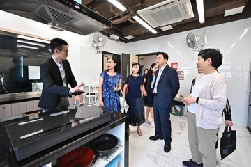 The Secretary for Labour and Welfare, Mr Chris Sun, visited Jockey Club Amity Place (Kwun Tong Central) of the Mental Health Association of Hong Kong and Yuk Kwan Halfway House of Baptist Oi Kwan Social Service in the Kai Nang Integrated Rehabilitation Services Complex in Kwun Tong this afternoon (August 7) to keep abreast of the latest situation of services of the Integrated Community Centre for Mental Wellness (ICCMW) and the Halfway House respectively. The Permanent Secretary for Labour and Welfare, Ms Alice Lau, and the Director of Social Welfare, Miss Charmaine Lee, also joined the visit. Photo shows (from second right) Mr Sun, Miss Lee and Ms Lau at the cooking studio of the ICCMW, which engages service users to develop their potential and reintegrate into the community.