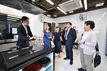 勞工及福利局局長孫玉菡今日(八月七日)下午到訪位於觀塘啟能綜合康復服務大樓的香港心理衞生會賽馬會恆泰坊和浸信會愛羣社會服務處旭羣樓中途宿舍,分別了解精神健康綜合社區中心和中途宿舍服務的最新情況。勞工及福利局常任秘書長劉焱和社會福利署署長李佩詩亦有同行。圖示(右二起)孫玉菡、李佩詩和劉焱參觀該綜合社區中心的廚藝工房。工房讓服務使用者發展潛能,融入社區。