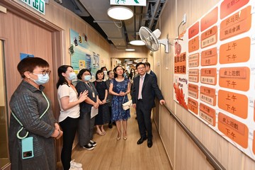 The Secretary for Labour and Welfare, Mr Chris Sun, visited Jockey Club Amity Place (Kwun Tong Central) of the Mental Health Association of Hong Kong and Yuk Kwan Halfway House of Baptist Oi Kwan Social Service in the Kai Nang Integrated Rehabilitation Services Complex in Kwun Tong this afternoon (August 7) to keep abreast of the latest situation of services of the Integrated Community Centre for Mental Wellness and the Halfway House respectively. The Permanent Secretary for Labour and Welfare, Ms Alice Lau, and the Director of Social Welfare, Miss Charmaine Lee, also joined the visit. Photo shows (front row, from right) Mr Sun, Ms Lau and Miss Lee taking a look at the occupational therapy, art therapy and training activities provided by the Halfway House.