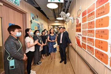 勞工及福利局局長孫玉菡今日(八月七日)下午到訪位於觀塘啟能綜合康復服務大樓的香港心理衞生會賽馬會恆泰坊和浸信會愛羣社會服務處旭羣樓中途宿舍,分別了解精神健康綜合社區中心和中途宿舍服務的最新情況。勞工及福利局常任秘書長劉焱和社會福利署署長李佩詩亦有同行。圖示(前排右起)孫玉菡、劉焱和李佩詩了解該中途宿舍提供的職業治療、藝術治療及訓練活動。