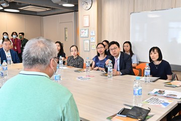 The Secretary for Labour and Welfare, Mr Chris Sun, visited Jockey Club Amity Place (Kwun Tong Central) of the Mental Health Association of Hong Kong and Yuk Kwan Halfway House of Baptist Oi Kwan Social Service in the Kai Nang Integrated Rehabilitation Services Complex in Kwun Tong this afternoon (August 7) to keep abreast of the latest situation of services of the Integrated Community Centre for Mental Wellness and the Halfway House respectively. The Permanent Secretary for Labour and Welfare, Ms Alice Lau, and the Director of Social Welfare, Miss Charmaine Lee, also joined the visit. Photo shows (from right) Miss Lee, Mr Sun, Ms Lau and the Commissioner for Rehabilitation of the Labour and Welfare Bureau, Miss Vega Wong, listening to a family member of a service user of the Halfway House on the role of carers along the rehabilitation journey of persons in mental recovery.