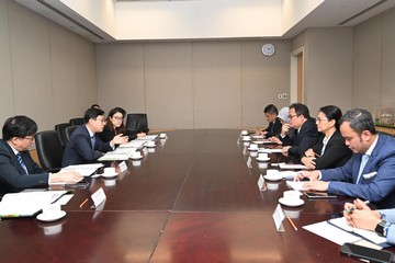 The Secretary for Labour and Welfare, Mr Chris Sun (second left), today (August 10) met the Acting Consul-General of the Republic of Indonesia in Hong Kong, Mr Slamet Noegroho (third right), to reiterate the stance of the Hong Kong Special Administrative Region Government on the issue of placement fees for the employment of Indonesian domestic helpers. Representatives of the Labour Department also attended the meeting.