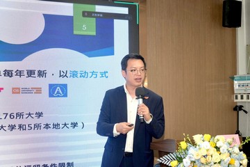 勞工及福利局副局長何啟明今晚(八月十二日)在深圳出席由華中科技大學北京、香港和深圳三間校友會合辦的線上直播論壇,向有興趣來港發展的校友介紹香港各項優化人才入境安排,特別是「高端人才通行證計劃」的申請及支援服務。