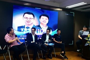 勞工及福利局副局長何啟明今晚(八月十二日)在深圳出席由華中科技大學北京、香港和深圳三間校友會合辦的線上直播論壇,向有興趣來港發展的校友介紹香港各項優化人才入境安排,特別是「高端人才通行證計劃」的申請及支援服務。圖示(左二起)何啟明及總入境事務主任(香港人才服務窗口)胡清暉與經計劃到港工作的校友交流。