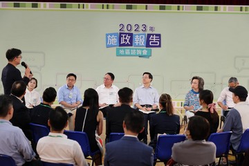 行政長官李家超今日（八月二十日）上午與部分主要官員出席二○二三年《施政報告》地區諮詢會，聽取地區人士對新一份《施政報告》的意見和建議。圖示李家超（右三）、政務司司長陳國基（左三）、公務員事務局局長楊何蓓茵（右二）、勞工及福利局局長孫玉菡（左二）、署理保安局局長卓孝業（右一）和環境及生態局副局長黃淑嫻（左一）聽取市民意見。